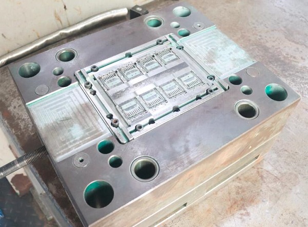 injection mold made by plastic injection mold factory in China