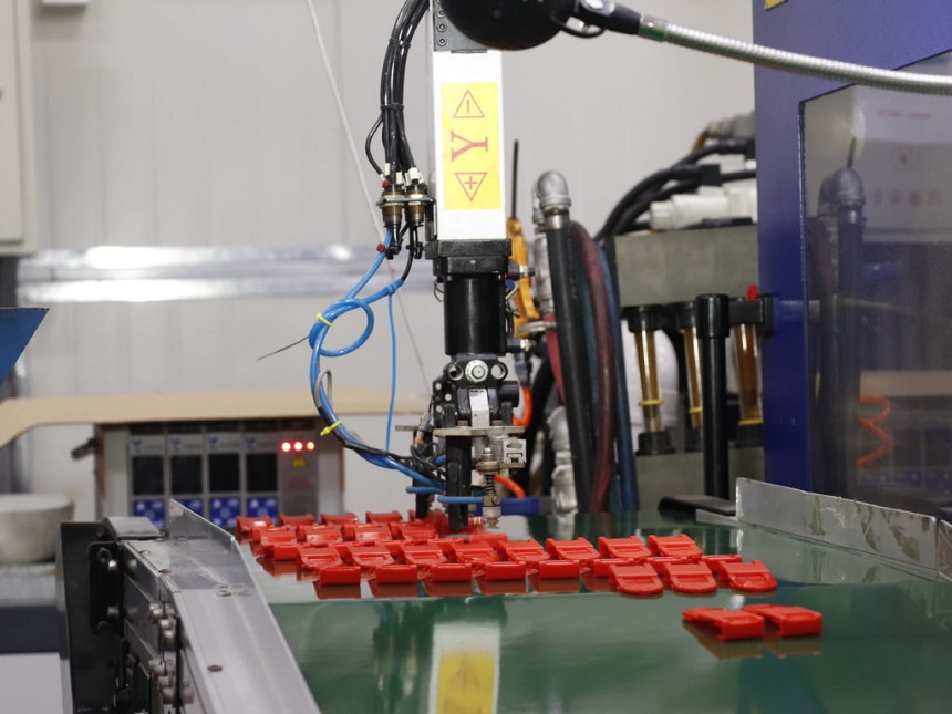 plastic injection molding manufacturer